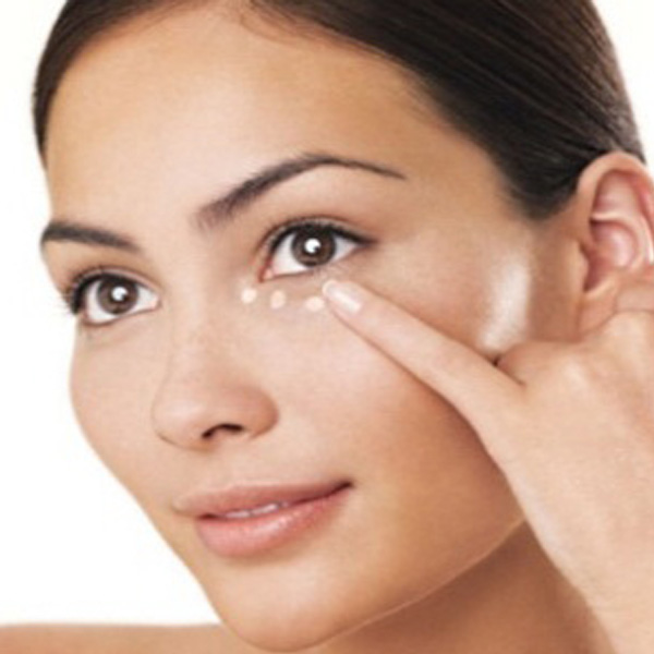 چطور از کرم دور چشم استفاده کنیم؟